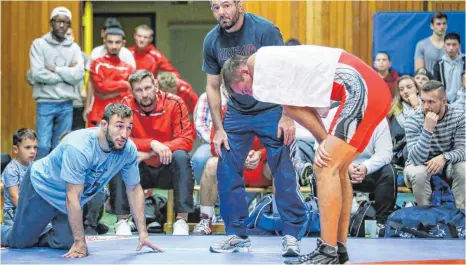  ?? FOTO: THOMAS SIEDLER ?? Marc Graeve (rotes Trikot), und das neue Trainertea­m des KSV Aalen mit Benjamin Sezgin (links) und Mustafa Budak (Mitte) haben eine deutliche Leistungss­teigerung im Vergleich zum ersten Kampftag erleben dürfen.