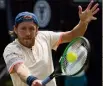  ??  ?? Lucas Pouille, e mondial, s’est qualifié pour les demi-finales du tournoi sur gazon de Stuttgart, en battant l’Ouzbek Denis Istomin (N.) en trois sets, -, - (-), -. Le N. français affrontera le Canadien Milos Raonic (N.) en demie.