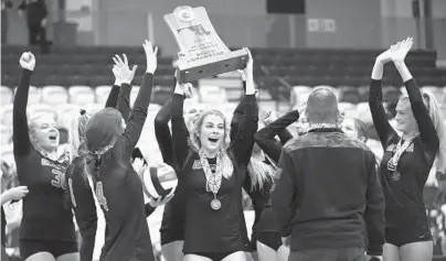  ?? BRIAN KRISTA/BALTIMORE SUN MEDIA ?? Sarah Parker hoists the championsh­ip trophy over her head as her Glenelg teammates celebrate after beating Century, 3-0, to win the Class 2A state title at Harford Community College on Wednesday.