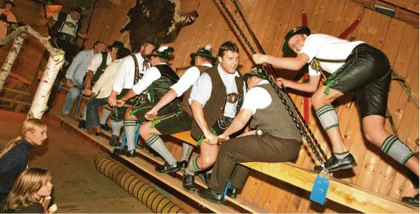  ?? Archivfoto: Hans Helmut Herold, dpa ?? Kirta Hutschn, große Schaukeln aus Holzbalken, sind in vielen Gemeinden ein Teil der Kirchweih Tradition.