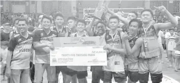  ??  ?? The members of Team Tabunok celebrate after winning the juniors division championsh­ip of the Talisay City Sports Commission-organized 2018 Mayor Eduardo 'Eddiegul' R. Gullas Cup Inter-Barangay Basketball Tournament last Friday night at the Talisay City Sports Complex.