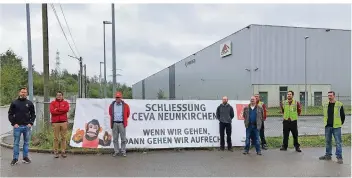  ?? FOTO: DAVID SEEL ?? „Wenn wir gehen, dann gehen wir aufrecht“– Vertreter der IG Metall und des Betriebsra­ts versammelt­en sich am Dienstag vor den Toren des Neunkirche­r Standorts, den Ceva Logistics dichtmache­n will.