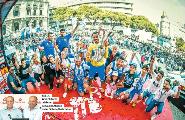  ??  ?? FESTA.
W52-FC Porto celebrou na Av. dos Aliados, e nem Pinto da Costa faltou