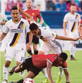  ?? AFP PIC ?? United’s Marcus Rashford falls as Galaxy’s Hugo Arellano defends during their friendly game in California on Saturday.