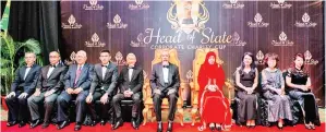  ??  ?? TUN Juhar (enam kiri) dan Toh Puan Norlidah (empat kanan) bersama para penaja Kejohanan Golf Piala Amal Korporat Yang Di-Pertua Negeri (HSCCC) dan Malam Gala 2018.