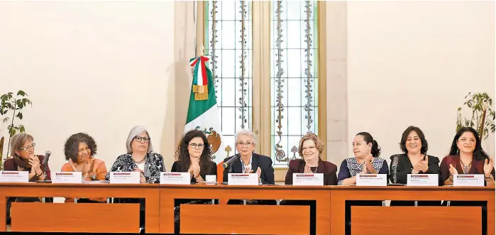  ?? NELLY SALAS ?? Funcionari­as federales, en la conferenci­a de prensa en Bucareli.