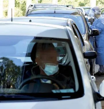  ??  ?? Attesa infinita Auto in fila per entrare al drive-in del Santa Maria della Pietà. Anche ieri grandi disagi per i cittadini (foto Benvegnù)