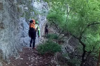  ??  ?? In azione Il soccorso alpino ha cercato l’uomo per tutta la notte