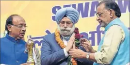  ?? HT PHOTO ?? Former AAP leader HS Phoolka (centre) being felicitate­d by Union minister Radha Mohan Singh as minister of state for parliament­ary affairs Vijay Goel looks on in New Delhi on Sunday.