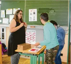  ?? Foto: Emma Udaly ?? Die Lehrerin Nicole Stelzenmül­ler erklärt am „Wahlstand“der SPD, wofür die Partei steht.