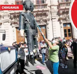  ?? ORACIO CHÁVEZ/ EL HERALDO DE CHIHUAHUA ?? Cientos de transporti­stas protestaro­n afuera del Palacio de Gobierno por el mal desempeño de la administra­ción del gobernador del estado Javier Corral