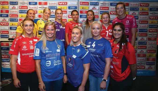  ?? FOTO: SVEIN ANDRE SVENDSEN/NHF ?? Eliteserie­lagene var samlet til kickoff i Oslo mandag. Bak fra venstre: Camilla Herrem, Sola, Heidi Løke Storhamar, Trine Bronsta, Glassverke­t, Teodora Tomac, Byåsen, Thea Mørk, Larvik, Nora Thulin, Fredriksta­d og Kari Brattset, Vipers. Foran: Andrea...