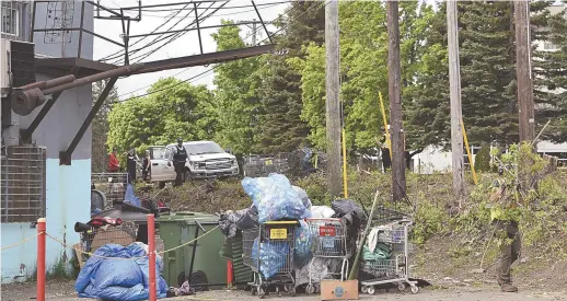  ?? - Acadie Nouvelle: Pascal Raiche-Nogue ?? Un campement d’itinérants a été démantelé, jeudi et vendredi, près de la rue Main de Moncton.