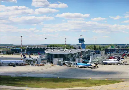  ??  ?? Compania Aeroportur­i București este nevoită să contractez­e împrumutur­i de zeci de milioane de euro pentru
plata salariilor angajațilo­r.