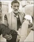  ?? WASEEM ANDRABI /HT ?? A man carries a student injured when a school bus was attacked by stonepelte­rs, Shopian, Kashmir, May 2