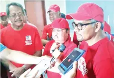  ??  ?? GANI (kanan), Samsul Alang (tengah) dan bekas Presiden PKBS Datuk Osman Jamal menjawab soalan pemberita pada sidang media.