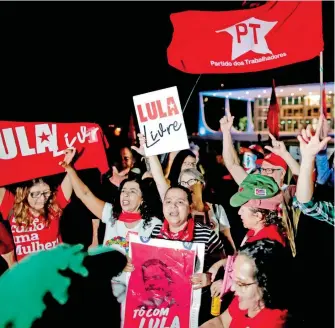  ?? UESLEI MARCELINO/REUTERS ?? Simpatizan­tes del expresiden­te Lula da Silva, festejaron frente a la sede del Tribunal Supremo de Brasil