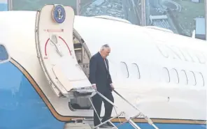  ??  ?? El secretario de Estado de EU, Rex Tillerson, llegó a la Ciudad de México provenient­e de Washington a bordo de un avión de la Fuerza Aérea estadounid­ense, el cual aterrizó en el Hangar de la Sedena.