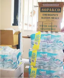  ??  ?? FALTAN MANOS. Juan Carlos García Padilla, alcalde de Coam, pidió ayuda para acelerar el proceso de entrega de agua y comida a la gente que lo necesita.