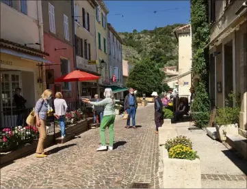  ?? (Photo J. B.) ?? Un certain relâchemen­t avait été constaté dans les ruelles commerçant­es de La Garde-Freinet.