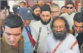  ?? HT ?? ▪ Sri Sri Ravi Shankar with maulana Khalid Rashid Farangi Mahali.