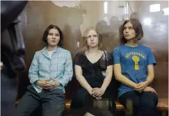  ??  ?? Ekaterina Samoutsevi­tch, Maria Alekhina et Nadejda Tolokonnik­ova, des Pussy Riot, à leur procès pour « vandalisme » et « incitation à la haine religieuse », le 17 août 2012.