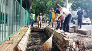  ?? VAFIRMA ZUHDI ALFAUZI/JAWA POS ?? PEDULI LINGKUNGAN: Pj Bupati Sidoarjo Hudiyono saat turun langsung di program Jumat berkah kemarin.