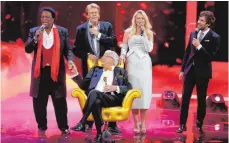  ?? FOTO: DPA ?? Roberto Blanco, Howard Carpendale, Barbara Schöneberg­er und Max Giesinger (von links) singen Dieter-Thomas Heck zur Würdigung seiner Leistungen ein Medley auf die Melodien großer Hits.