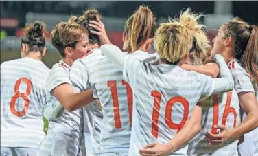  ??  ?? OBJETIVO CUMPLIDO. Las jugadoras de Jorge Vilda celebran el gol de la victoria frente a Austria.