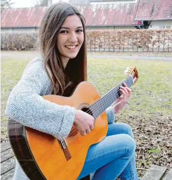  ?? Foto: Felicitas Macketanz ?? Theresa Schauer in ihrem Element: Sie spielt Gitarre, seit sie ein kleines Kind war. Mittlerwei­le ist aus dem Hobby mehr geworden als nur Leidenscha­ft. Sie möchte Musikpädag­ogik studieren, um anderen Musik zu vermitteln.