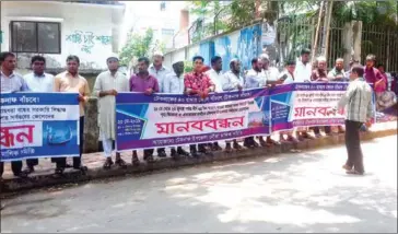  ?? SUZAUDDIN RUBEL/AFP ?? Bangladesh­i fishermen stage a protest in Cox’s Bazar on Sunday, after the government imposed two-month long fishing ban on the Bay of Bengal.