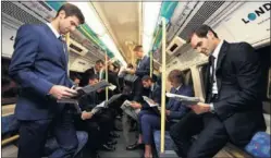  ??  ?? VIAJEROS. Djokovic, Federer y sus rivales cogieron el metro en Londres.