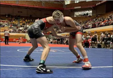  ?? HENRY PALATTELLA — THE MORNING JOURNAL ?? Elyria’s Peyton Fenton wrestles Brecksvill­e’s Kaden Jett in the Pioneers’ semifinal match against the Bees. Fenton won, 9-5, in the Elyria victory.