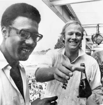  ?? THE HINDU PHOTO
LIBRARY ?? Two leaders: West Indies captain Clive Lloyd (left) with his England counterpar­t Tony Greig after the Headingley Test on July 27, 1976. The West Indies won the match by 55 runs.
