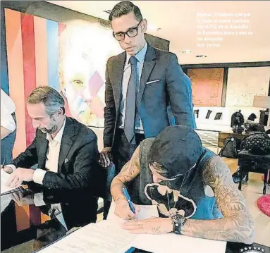  ?? FOTO: TWITTER ?? Neymar, firmando ayer por la tarde su nuevo contrato con el PSG en su domicilio de Barcelona junto a uno de sus abogados