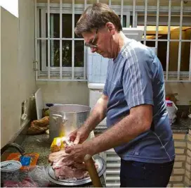  ??  ?? Imagem divulgada por assessor informal de Bolsonaro neste domingo mostra o presidente eleito preparando churrasco em sua casa, no Rio