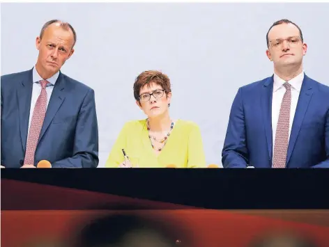  ??  ?? Friedrich Merz, Annegret Kramp-Karrenbaue­r und Jens Spahn stellten sich am Mittwochab­end in Düsseldorf der NRW-CDU-Basis.