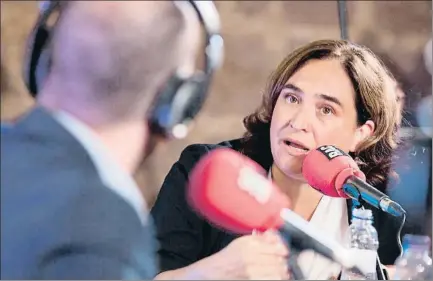  ?? ANNA BIOSCA/RAC1 ?? La alcaldesa de Barcelona, entrevista­da ayer por Joan Lluís García, en el programa El Món a RAC1