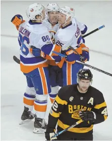  ?? STAFF PHOTO BY CHRISTOPHE­R EVANS ?? CAN’T WATCH: David Backes skates away as the Islanders celebrate a goal.