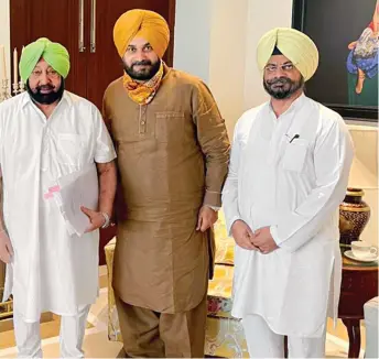  ??  ?? POWER PLAYERS
Punjab chief minister Captain Amarinder Singh (centre-left) with PCC chief Navjot Singh Sidhu