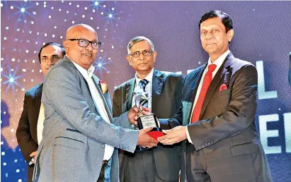  ?? ?? Chairman & Managing Director of DIMO Mr. Ranjith Pandithage receiving the Platinum Award