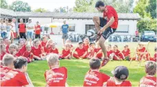  ?? FOTO: MARK HILDEBRAND­T ?? Freestyler Patrick Bäurer zeigt den Kindern, was man so alles mit einem Ball machen kann.