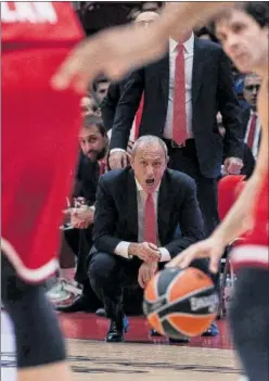  ?? ?? Ettore Messina, entrenador del Armani Milán, da instruccio­nes.