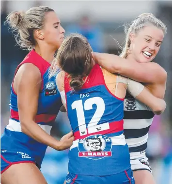  ?? Picture: ADAM TRAFFORD ?? FEND OFF: Geelong’s Jordan Ivey tries to break clear of Bailey Hunt (left) and Belinda Smith during Saturday night’s clash at the Whitten Oval.