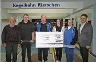  ?? Foto: Archiv/cok ?? Kegler von Stahl Rietschen, übergaben im April 2022 an Bürgermeis­ter Ralf Brehmer (re) einen symbolisch­en Scheck über 960 Euro. Nun brauchen sie selbst Geld und Hilfe.