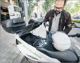  ?? INMA SAINZ DE BARANDA ?? Albert Artés mientras recarga su moto en la Diagonal