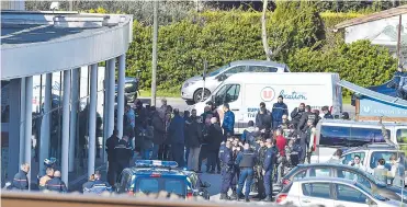  ?? AFP ?? La seguridad y la policía francesas se reúnen frente al supermerca­do Super U, en la ciudad de Trebes.