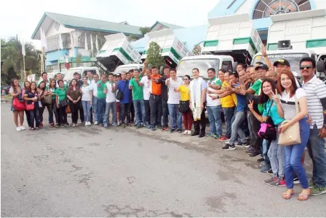  ?? Jeffrey Gomez/Sto. Tomas MIO ?? SOLID WASTE CAMPAIGN. House of Representa­tives Senior Deputy Majority Floor Leader and Fourth District Representa­tive Juan Pablo ‘Rimpy’P. Bondoc together with Sto. Tomas Mayor Johnny A. Sambo flash the’“Gusto Ko Progreso’ sign during the blessing of...