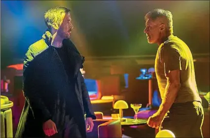  ??  ?? L’acteur de La La Land (à g.) et l’interprète de Deckard, héros du Blade Runner original, font une rencontre musclée.