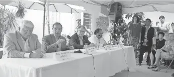  ?? ERNESTO MASTRASCUS­A, EUROPEAN PRESSPHOTO AGENCY ?? Democratic lawmakers Rep. John Larson, Sen. Tom Udall, Sen. Al Franken and Rep. Raúl Grijalva attend a May conference in Havana.